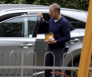 Donald Tusk po porannych zakupach