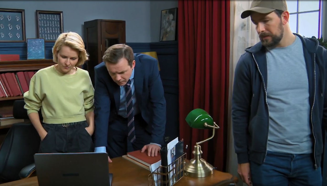 Barwy szczęścia odc. 2625. policjant Kodur (Oskar Stoczyński),Bożena (Marieta Żukowska), Bruno (Lesław Żurek)