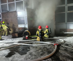 Pożar w hali dawnych IZNS w Iławie
