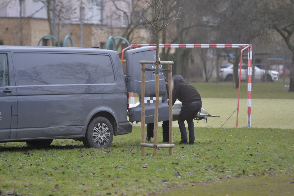 Tragedia na Mokotowie. Zwłoki młodziutkiej kobiety na szkolnym boisku