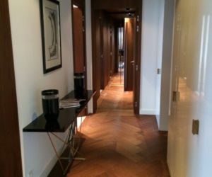 Egzotyczny parkiet w przedpokju w nowoczesnym apartamencie