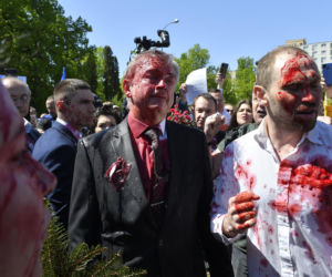 Ambasador Rosji Siergiej Andriew oblany sokiem z buraka przez aktywistów w 2022r.