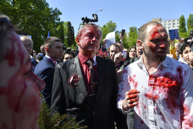 Ambasador Rosji Siergiej Andriew oblany sokiem z buraka przez aktywistów w 2022r.