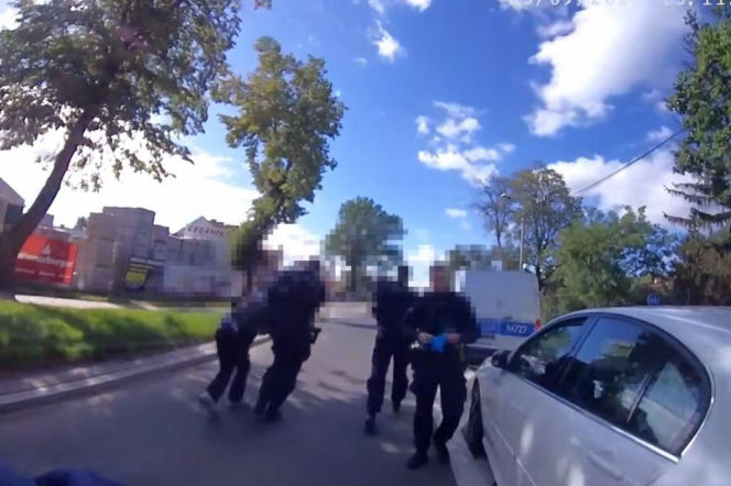 Policjanci zatrzymujący kierowcę renault na ulicy w Białymstoku. O niebezpiecznym pościgu przeczytasz na SE Białystok.