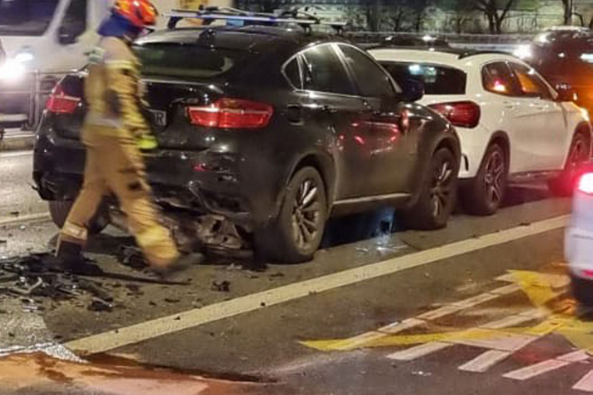 Wypadek na moście Łazienkowskim. Cztery rozbite auta, dwie osoby ranne