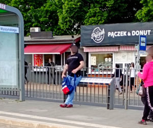 Muzyczne klimaty na przystanku tramwajowym w centrum Szczecina. Skąd wzięło się to nietypowe pianino? 