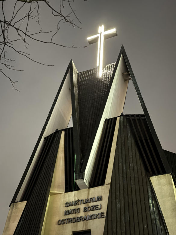 Świecący problem na Witolinie. Wielki krzyż przeszkadza mieszkańcom