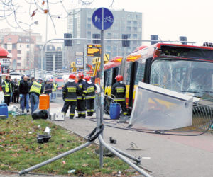 Autobus staranował przystanek
