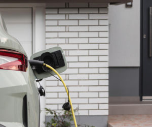 Ładowanie auta elektrycznego z gniazdka w mieszkaniu w bloku