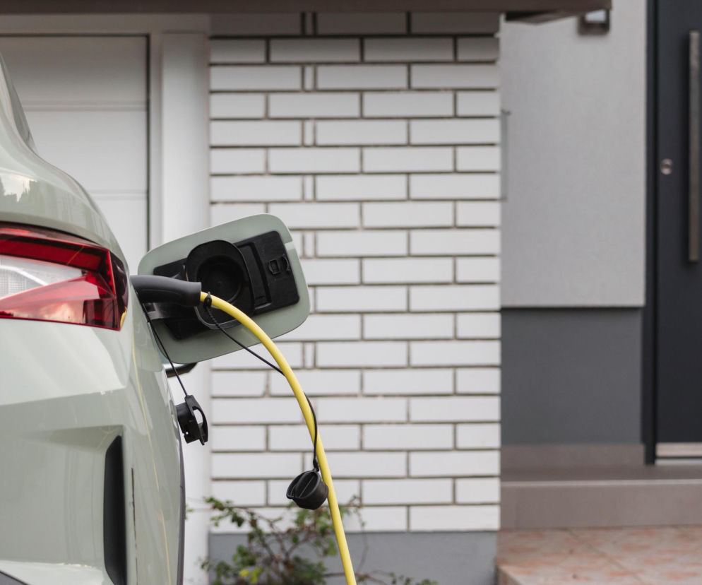 Ładowanie auta elektrycznego z gniazdka w mieszkaniu w bloku