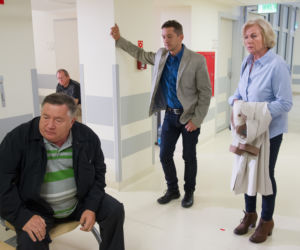 Na Wspólnej odc. 2199. Bogdan (Wojciech Brzeziński), Maria Zięba (Bożena Dykiel), Włodek (Mieczysław Hryniewicz)