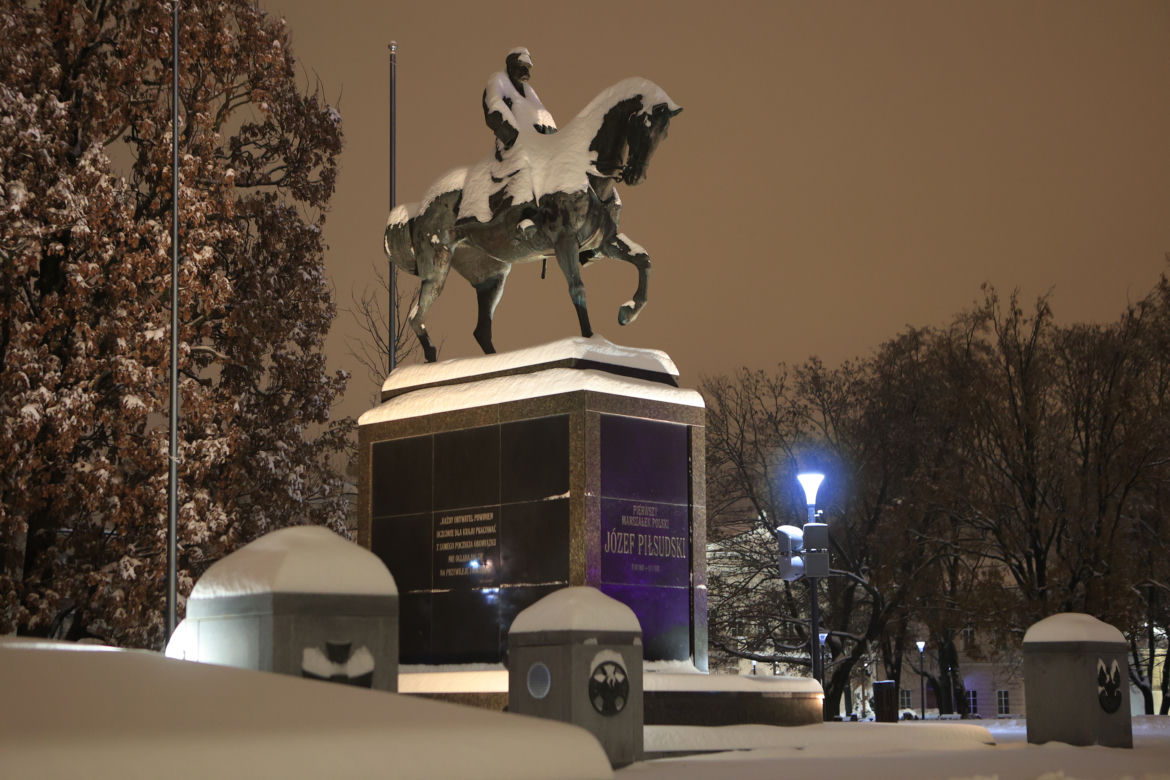 Śnieżny Lublin wieczorową porą