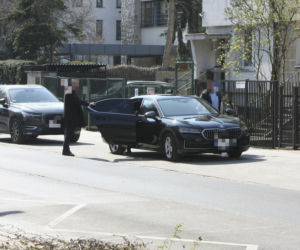Jarosław Kaczyński szykuje się do świąt. Prezes PiS z kolorową palmą