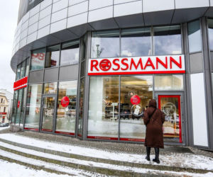 Prezenty na Dzień Babci i Dziadka z Rossmann. Perfumy, kosmetyki i gadżety w niskich cenach
