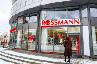 Prezenty na Dzień Babci i Dziadka z Rossmann. Perfumy, kosmetyki i gadżety w niskich cenach