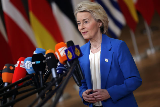 Ursula von der Leyen zagrozi demokracji? Francja ostrzega