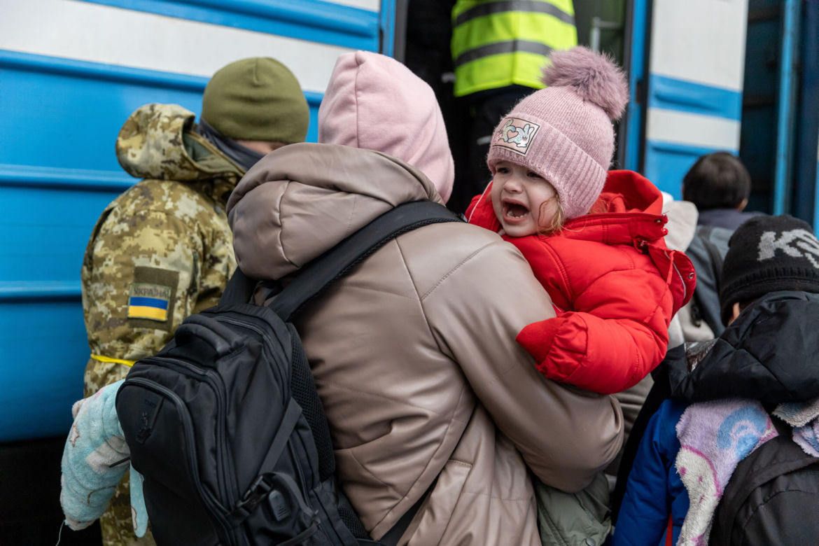 Wojna na Ukrainie. Tłumy uchodźców w Medyce i na dworcu we Lwowie