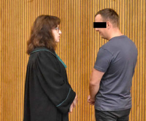 Zabił 69-letnią kobietę, a jej córkę w ciąży ciężko ranił. W sądzie był wyluzowany i uśmiechnięty