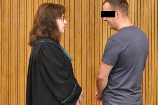Zabił 69-letnią kobietę, a jej córkę w ciąży ciężko ranił. W sądzie był wyluzowany i uśmiechnięty