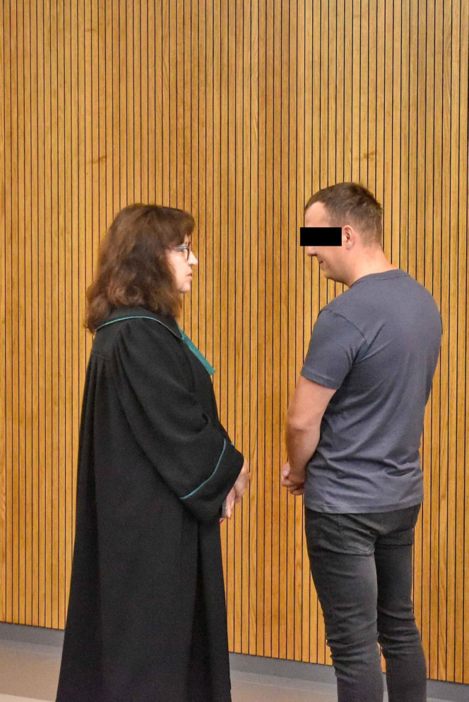 Zabił 69-letnią kobietę, a jej córkę w ciąży ciężko ranił. W sądzie był wyluzowany i uśmiechnięty