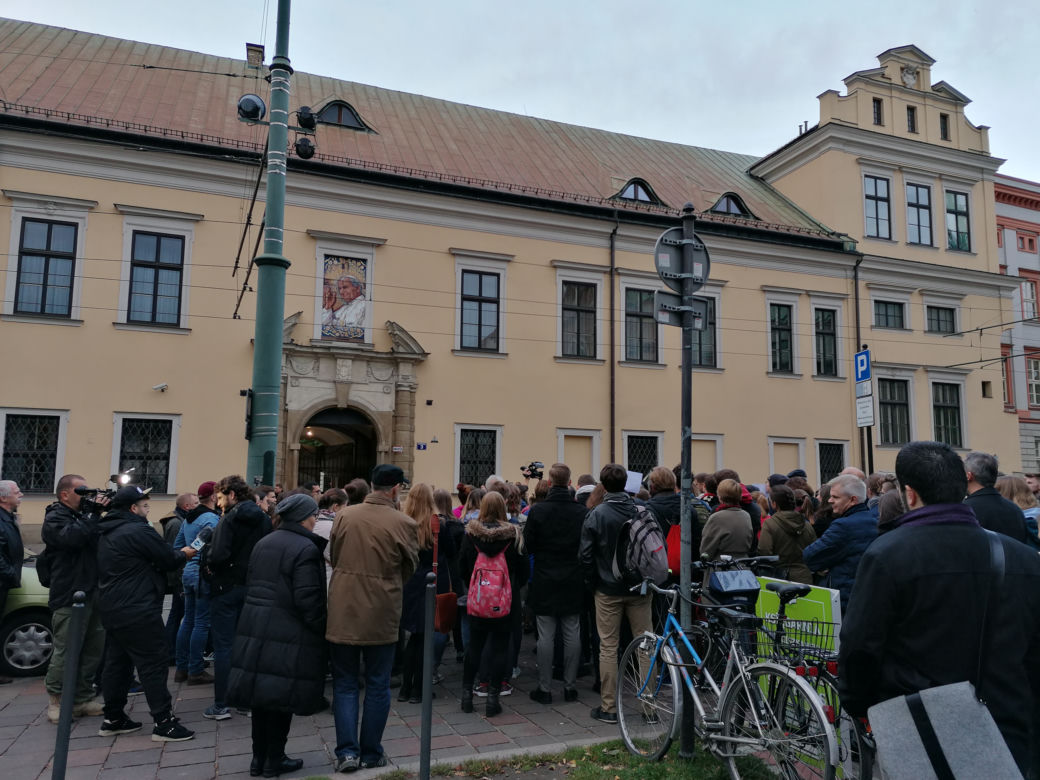 Protest przed krakowską kurią