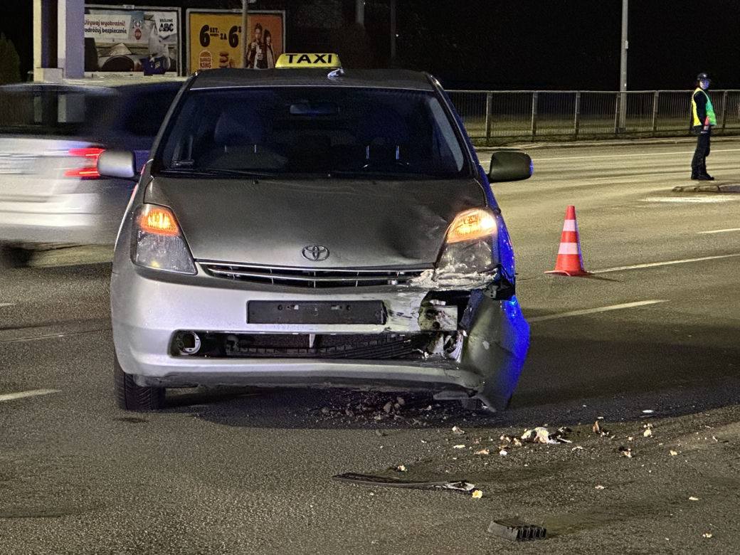 Potworny wypadek z udziałem osobówki i skutera. Kierowca po uderzeniu huknął o asfalt!
