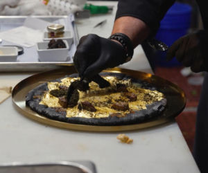 Książulo zapłacił prawie 8 tys. złotych za najdroższą pizzę na świecie. To co w niej znalazł obrzydziło internautów