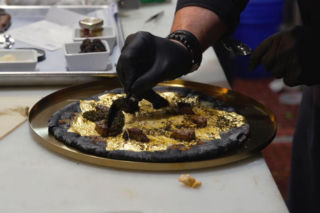 Książulo zapłacił prawie 8 tys. złotych za najdroższą pizzę na świecie. To co w niej znalazł obrzydziło internautów