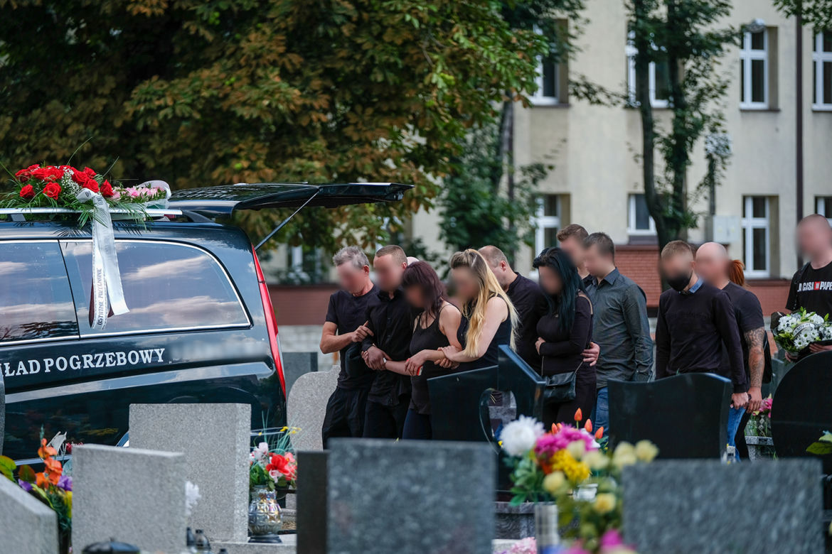 Ukochany wrzucił Basi pierścionek zaręczynowy do grobu
