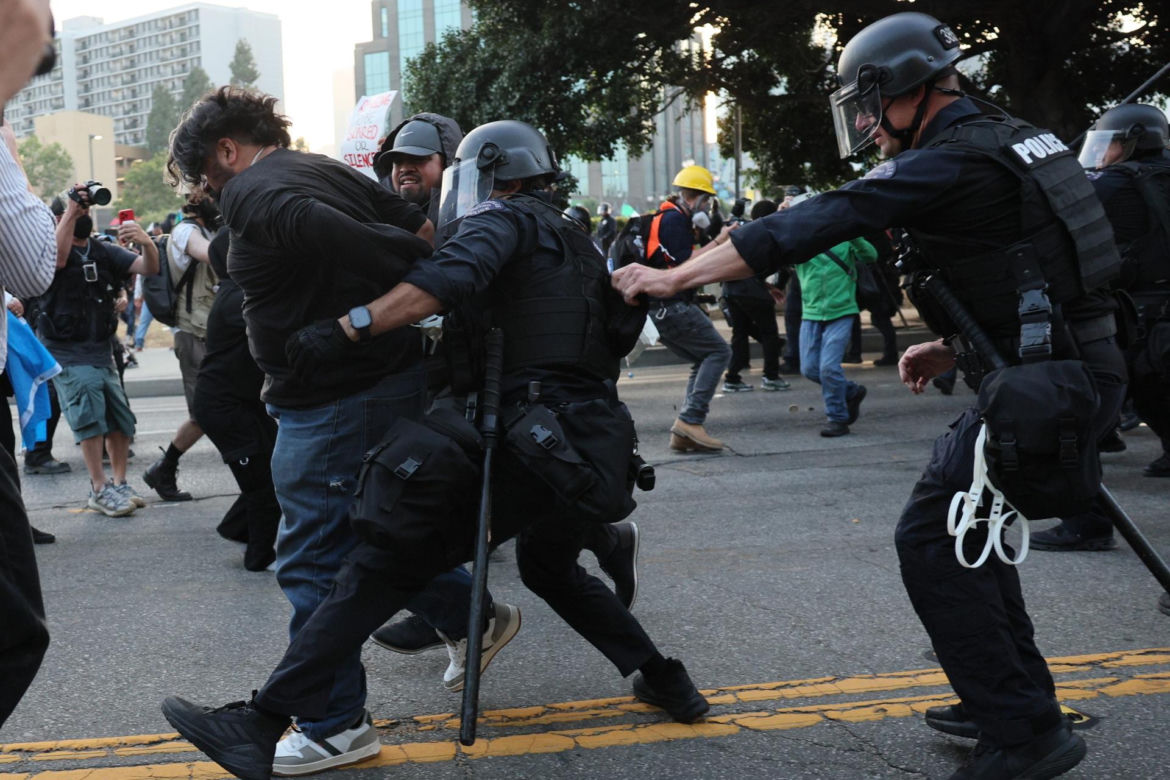 Protesty w Los Angeles coraz silniejsze. Emocje podsycają fałszywe zdjęcia i teorie spiskowe