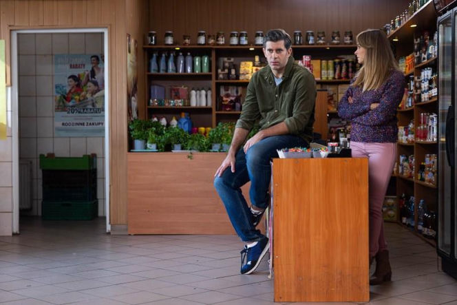 „Pierwsza miłość” odc. 4106 streszczenie. Kinga w obecności ojca konfrontuje Teresę. Ta w końcu przyznaje – to prawda, spotyka się ze Stikiem