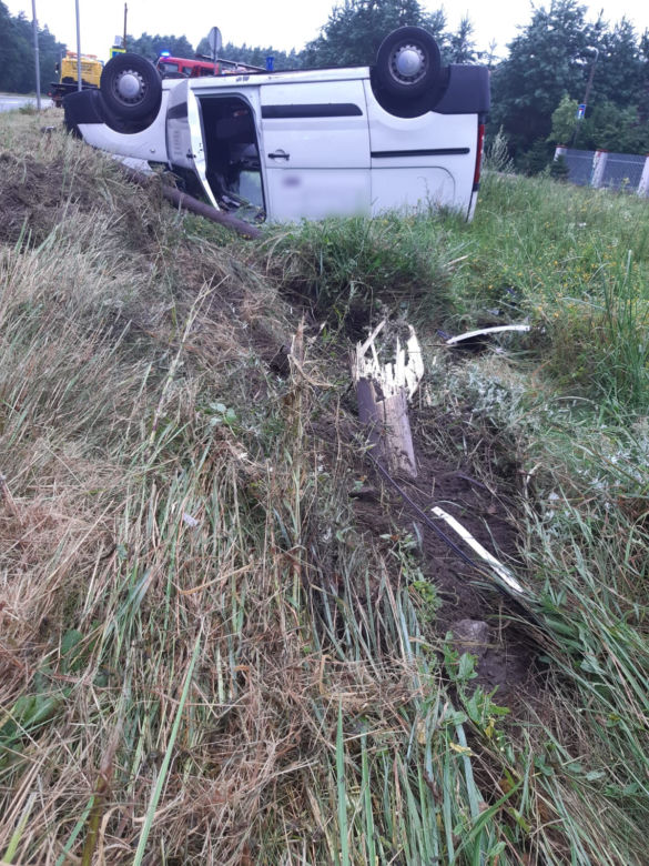 Groza na drodze w Toruniu. Dwa samochody wypadły z jezdni! 