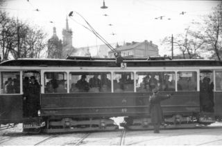 Kraków: Tłok, stare wagony i wykolejenia. Tak dawniej wyglądały tramwaje! [UNIKATOWE ZDJĘCIA]