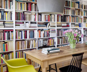 Biblioteka w aranżacji wnętrza salonu z jadalnią