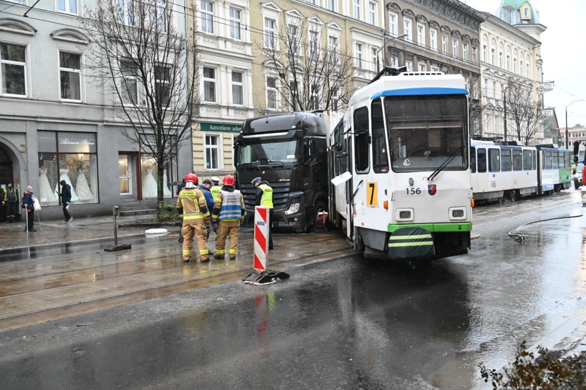 Ciężarówka zderzyła się z tramwajem