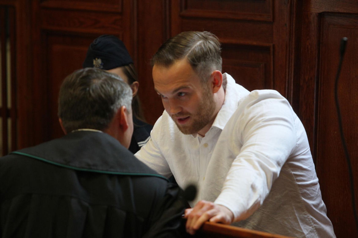 „Byłam obok, gdy tłukli Maćka”. Oskarżony o śmiertelne pobicie Maćka na Nowym Świecie z uśmiechem na twarzy słuchał zeznań świadków