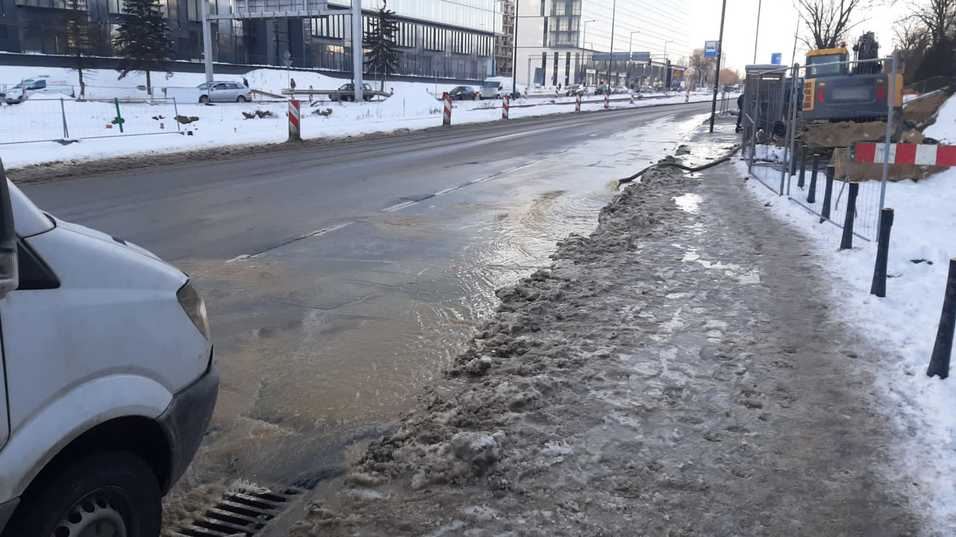 Potężna awaria na woli. Woda zalała ulicę, gigantyczne utrudnienia