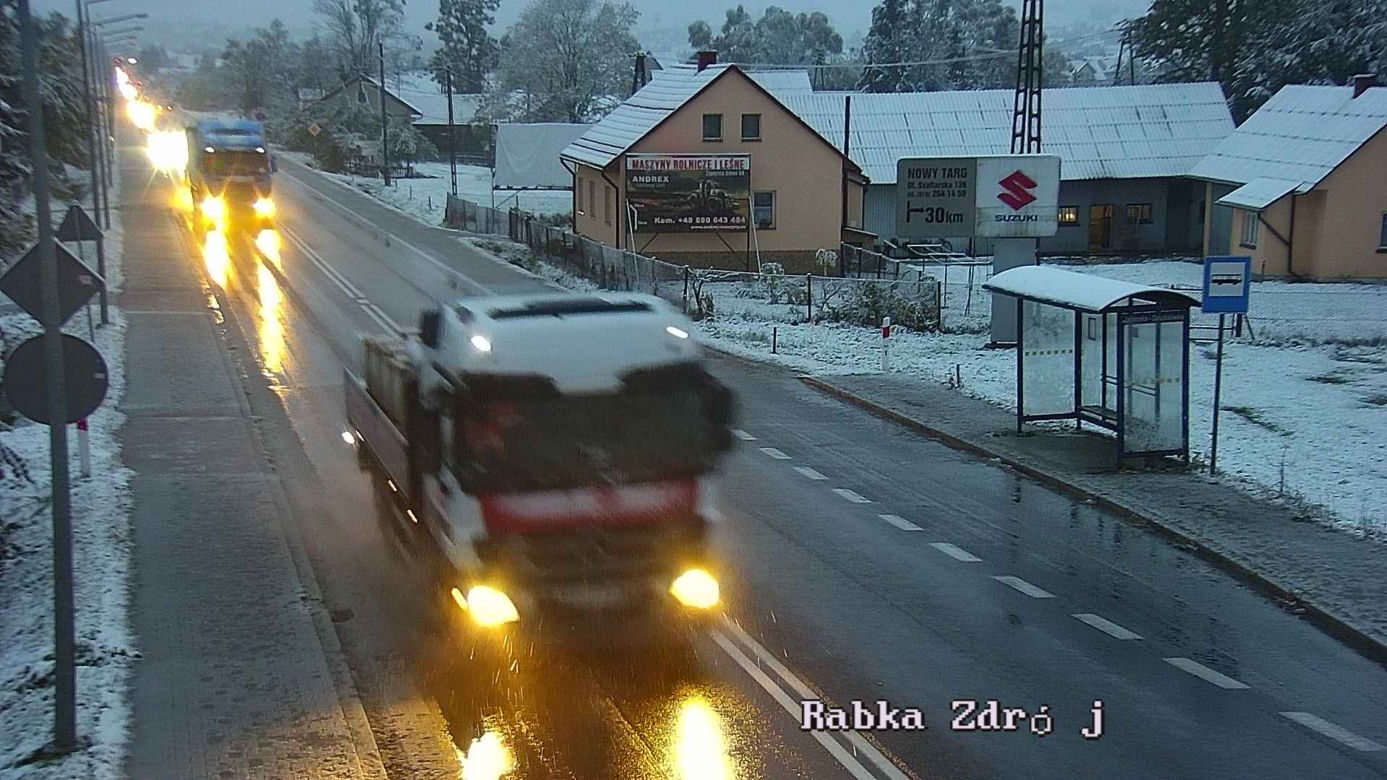 Atak zimy w Małopolsce. Drogi są białe i śliskie