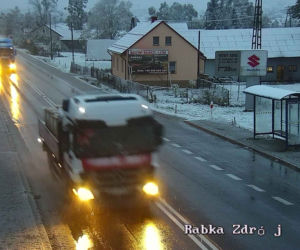 Atak zimy w Małopolsce. Drogi są białe i śliskie