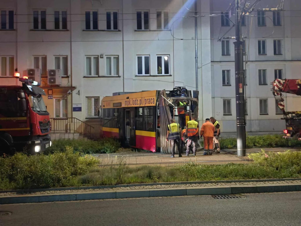 Łódź. Tramwaj wykoleił się po zderzeniu z autem. Zatrzymał się kilkanaście centymetrów przed budynkiem