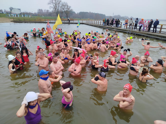 Mazowieckie Morsy otworzyły sezon morsowania 2025/2026 nad zalewem w Siedlcach