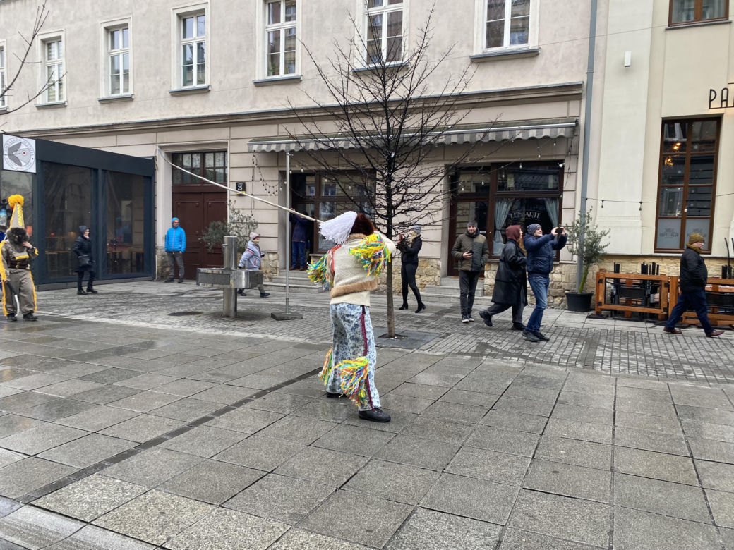 Żywieckie dziady przeszły ulicami Katowic. Kolorowy korowód zrobił furorę wśród mieszkańców