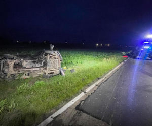 Poważny wypadek pod Płockiem. Bus przewrócił się na bok, sześć osób trafiło do szpitala