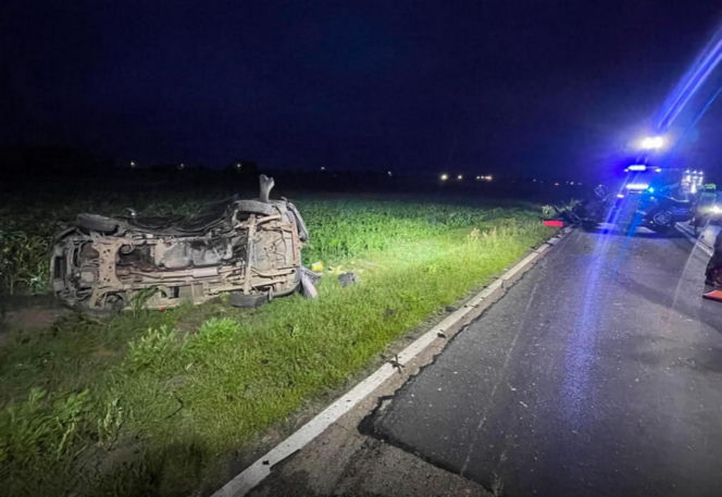 Poważny wypadek pod Płockiem. Bus przewrócił się na bok, sześć osób trafiło do szpitala