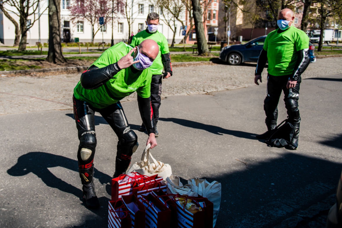 Koronawirus w Trójmieście. Jeżdżą na motorach i pomagają seniorom