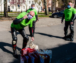 Koronawirus w Trójmieście. Jeżdżą na motorach i pomagają seniorom