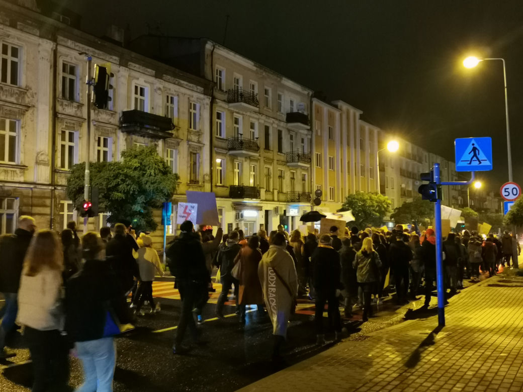 "Spacer zaniepokojonych obecną sytuacją". Strajk Kobiet w Kaliszu.
