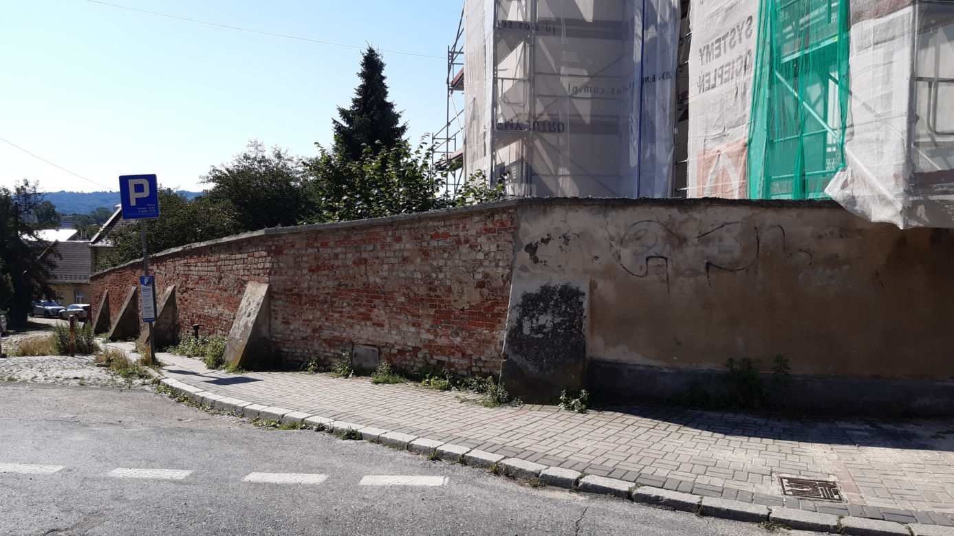 Zabytkowe cegły zostały odsłonięte