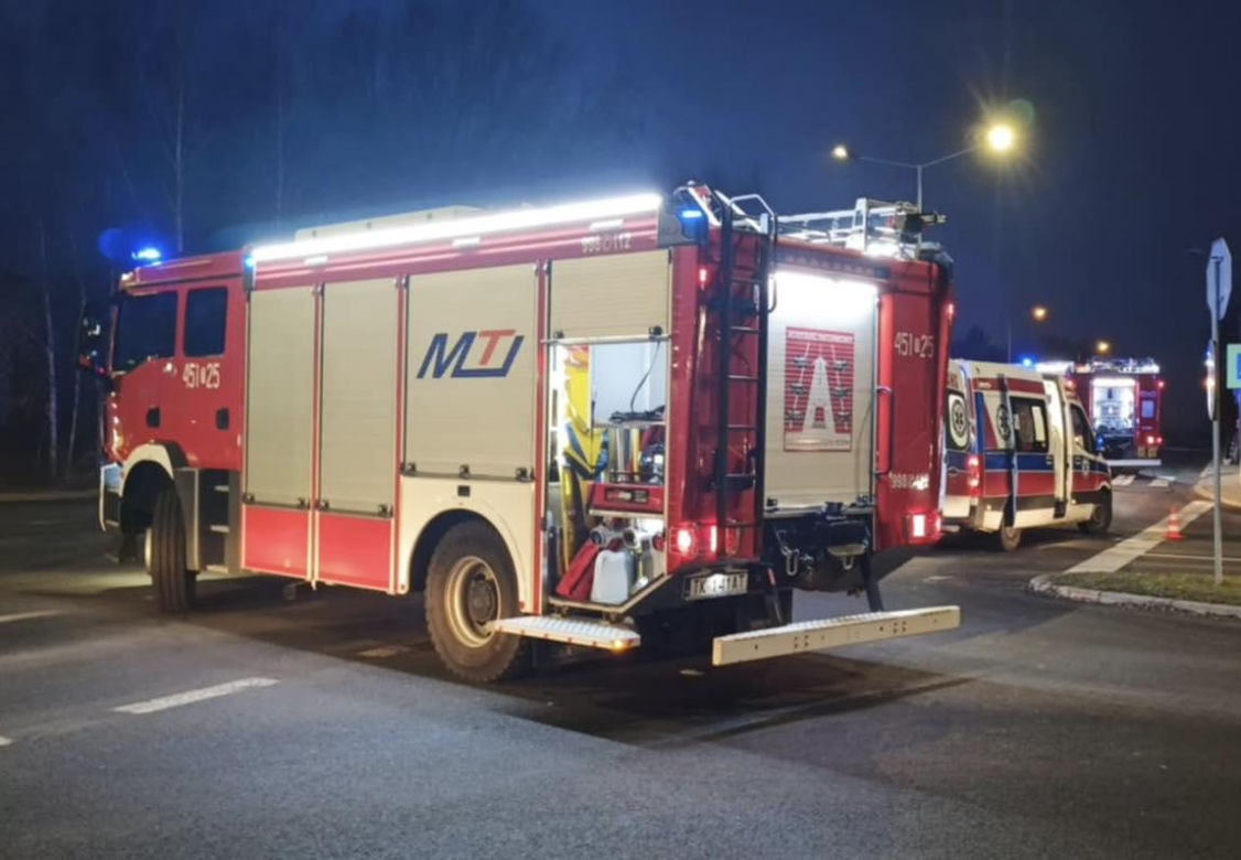 Zderzenie auta osobowego z karetką w Ostrowcu. Cztery osoby są poszkodowane