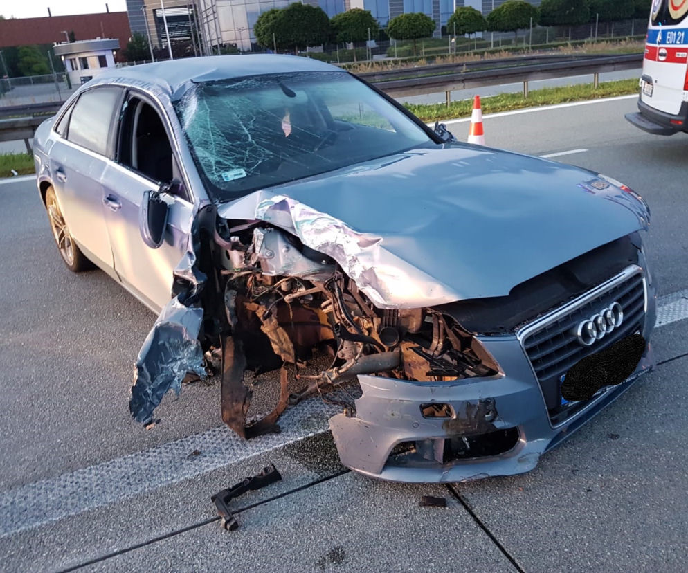 Wypadek na S8 w Julianowie. SKASOWAŁ AUDI na prostej drodze. 24-latek miał ZAKAZ prowadzenia pojazdów